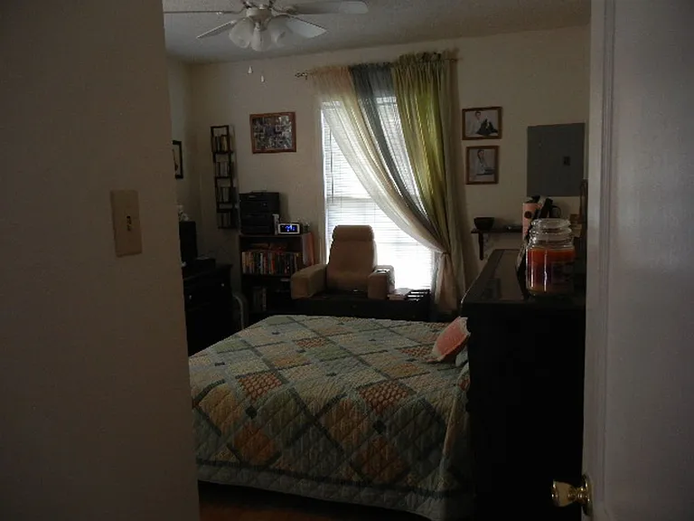 914 Stetson Ave — Photo 3