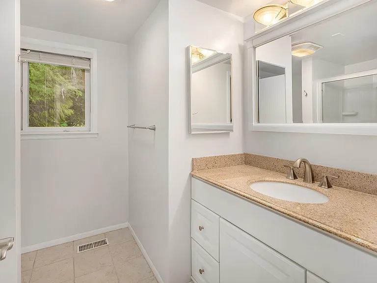1848 W Lake Sammamish Pkwy SE — Photo 11