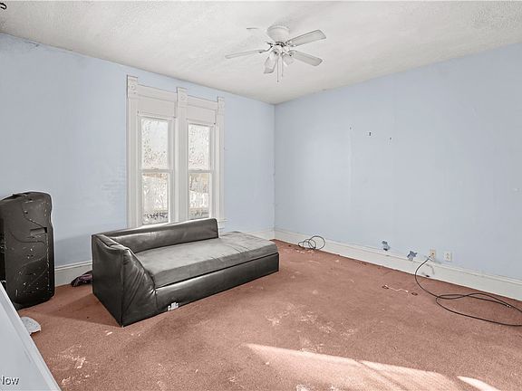 4th image of 146 E 1st St