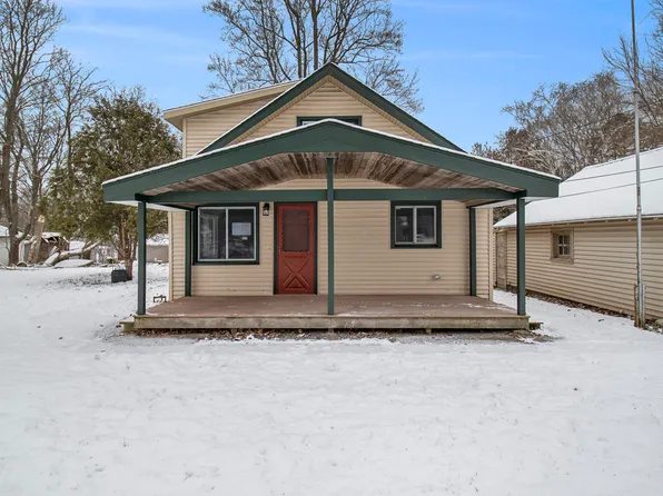 8496 Mill St, Onekama, MI 49675