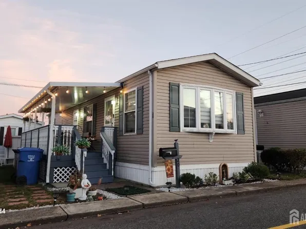 20 Matt St, Avenel, NJ 07001