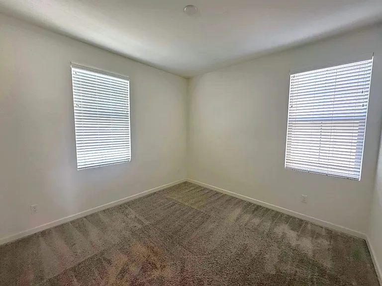 1014 W Buttercup Ln — Photo 11
