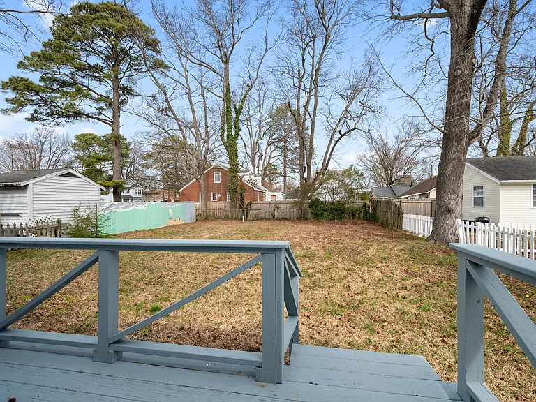 2403 E Pembroke Ave — Photo 26