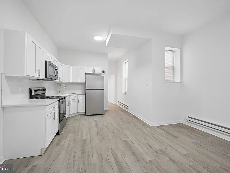 247 W Berkley St — Photo 7