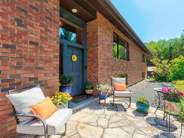 853 Azalea Dr, Grants Pass, OR 97526