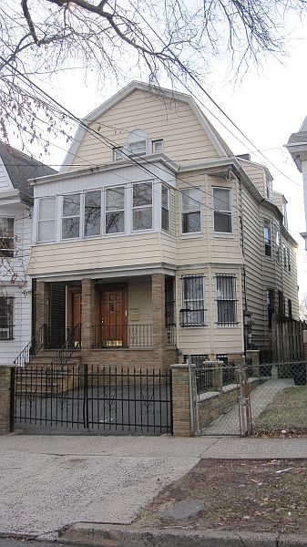 1st image of 154 Elwood Ave E