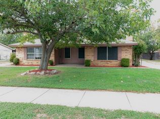 7049 Crosstimbers Ln, North Richland Hills, TX 76182