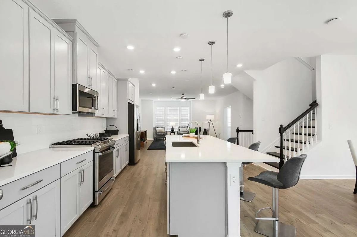 4 bed, 3.5 bath, 2430 sqft, $3,195 — Photo 4