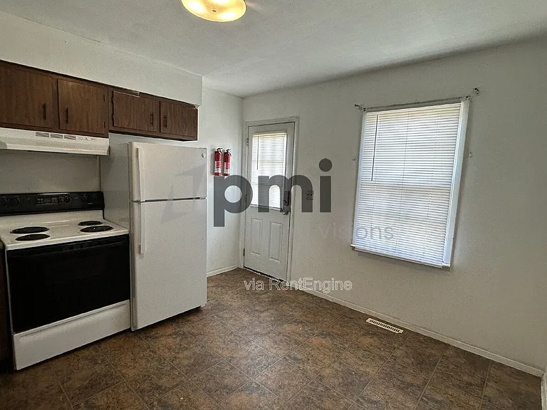 1612 University Dr — Photo 3