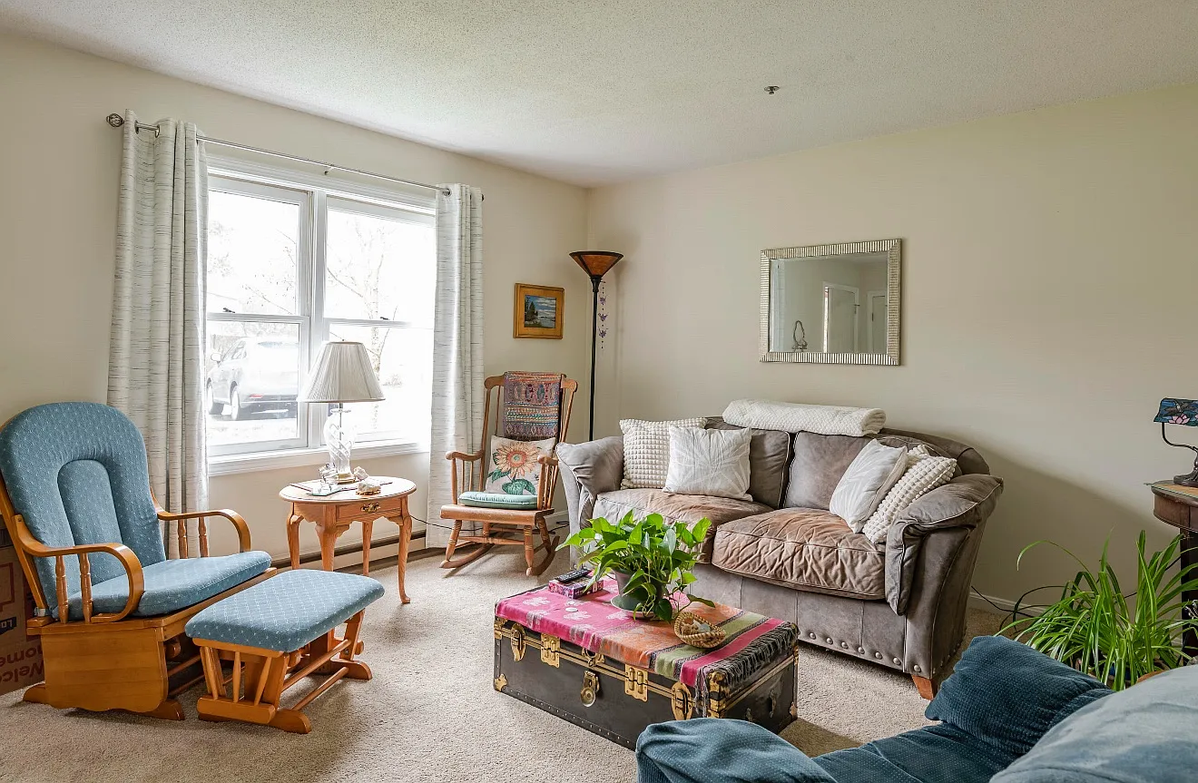 43 Pine Hill Dr — Photo 2