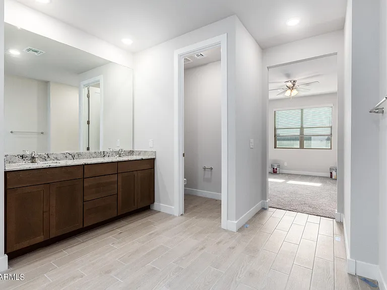 8526 S 69th Ln — Photo 15