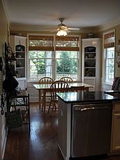 Kitchen w/ eat-in area