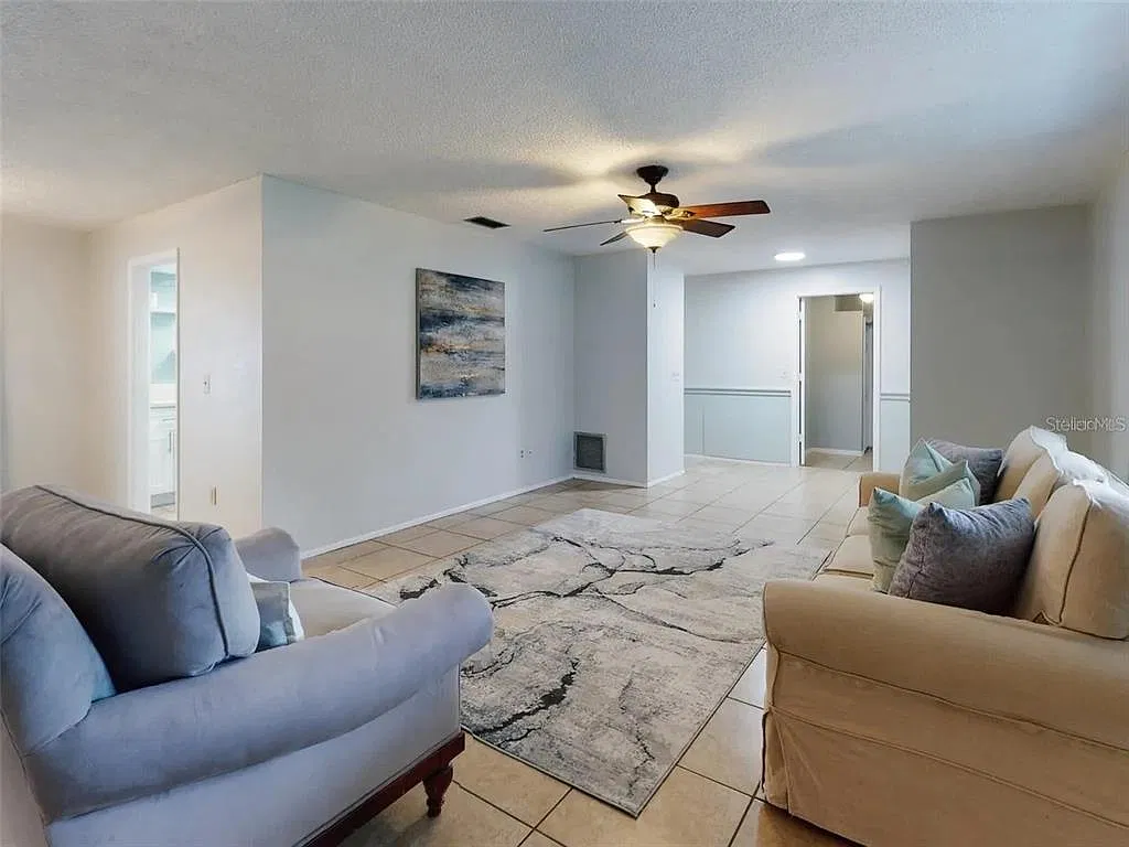 4 bed, 2.0 bath, 1923 sqft, $2,275 — Photo 4