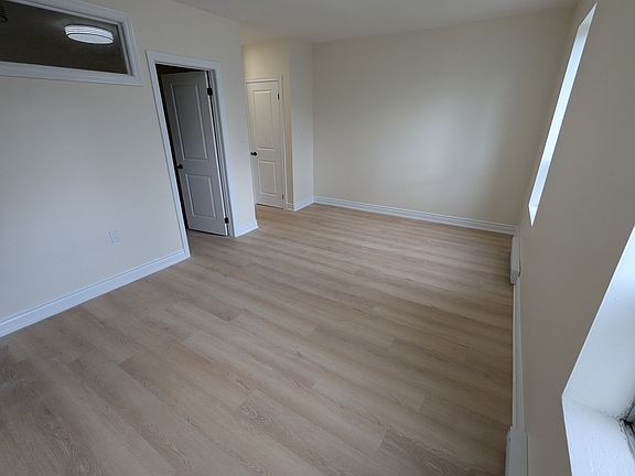 5th image of 614 Bloor St W #2