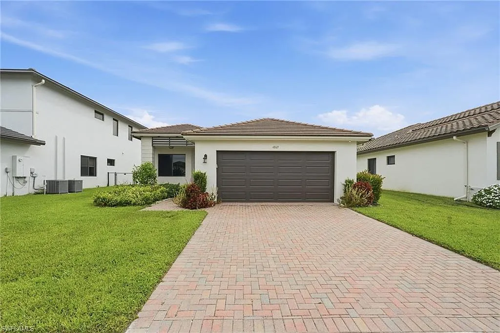3 bed, 3.0 bath, 1903 sqft, $2,600 — Photo 3