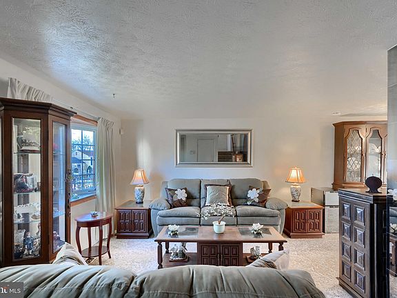 3rd image of 416 Brooks Ct