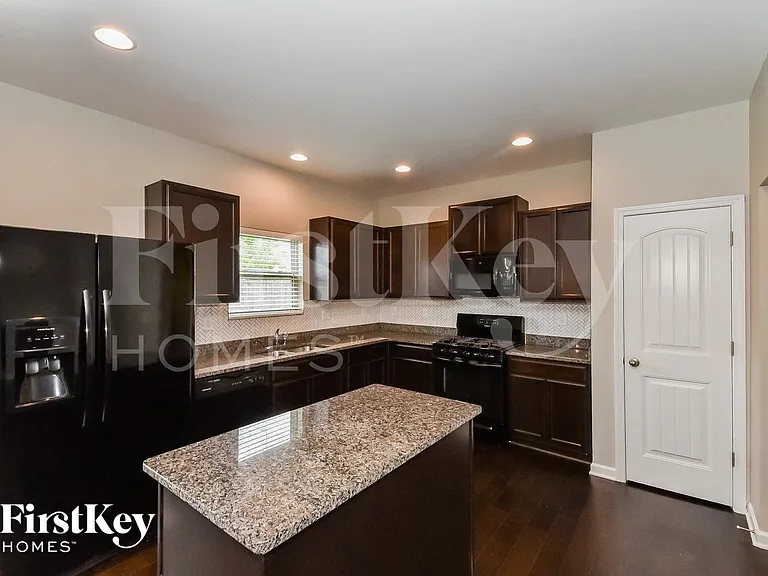 584 Dasheill Ln — Photo 6