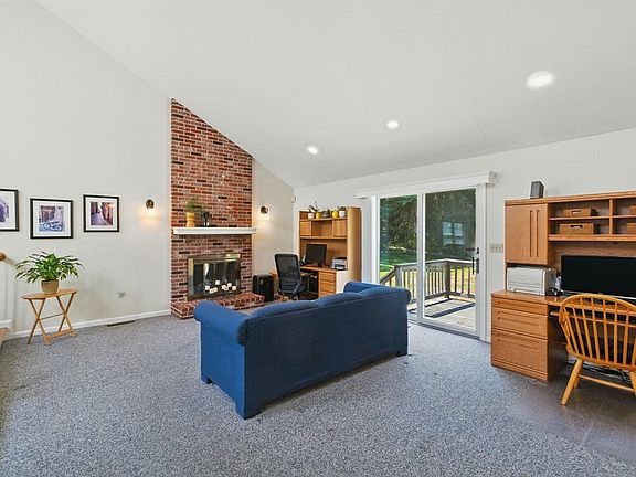 3rd image of 8 Eisenhaure Ln