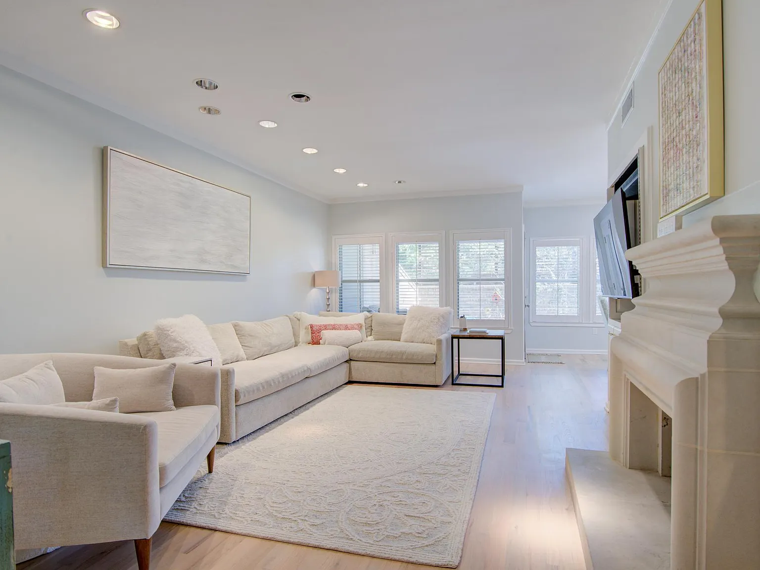 3 bed, 2.5 bath, 2344 sqft, $4,000 — Photo 3