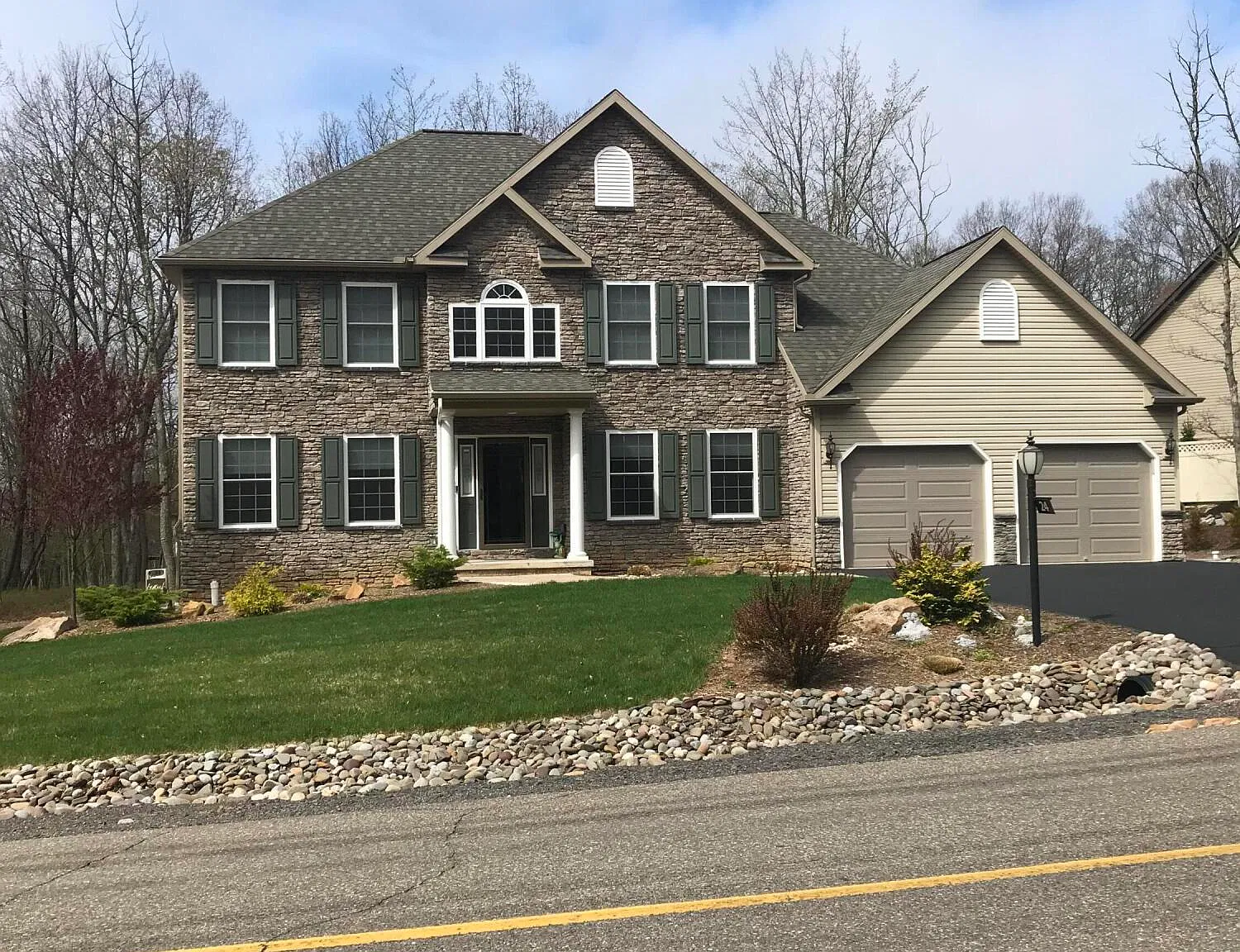 3 bed, 2.5 bath, 3200 sqft, $3,000 — Photo 1
