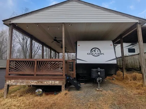 31 Animal Rd, Falling Waters, WV 25419