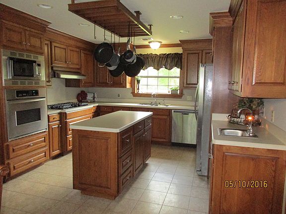 Kitchen : Stainless steel appliances