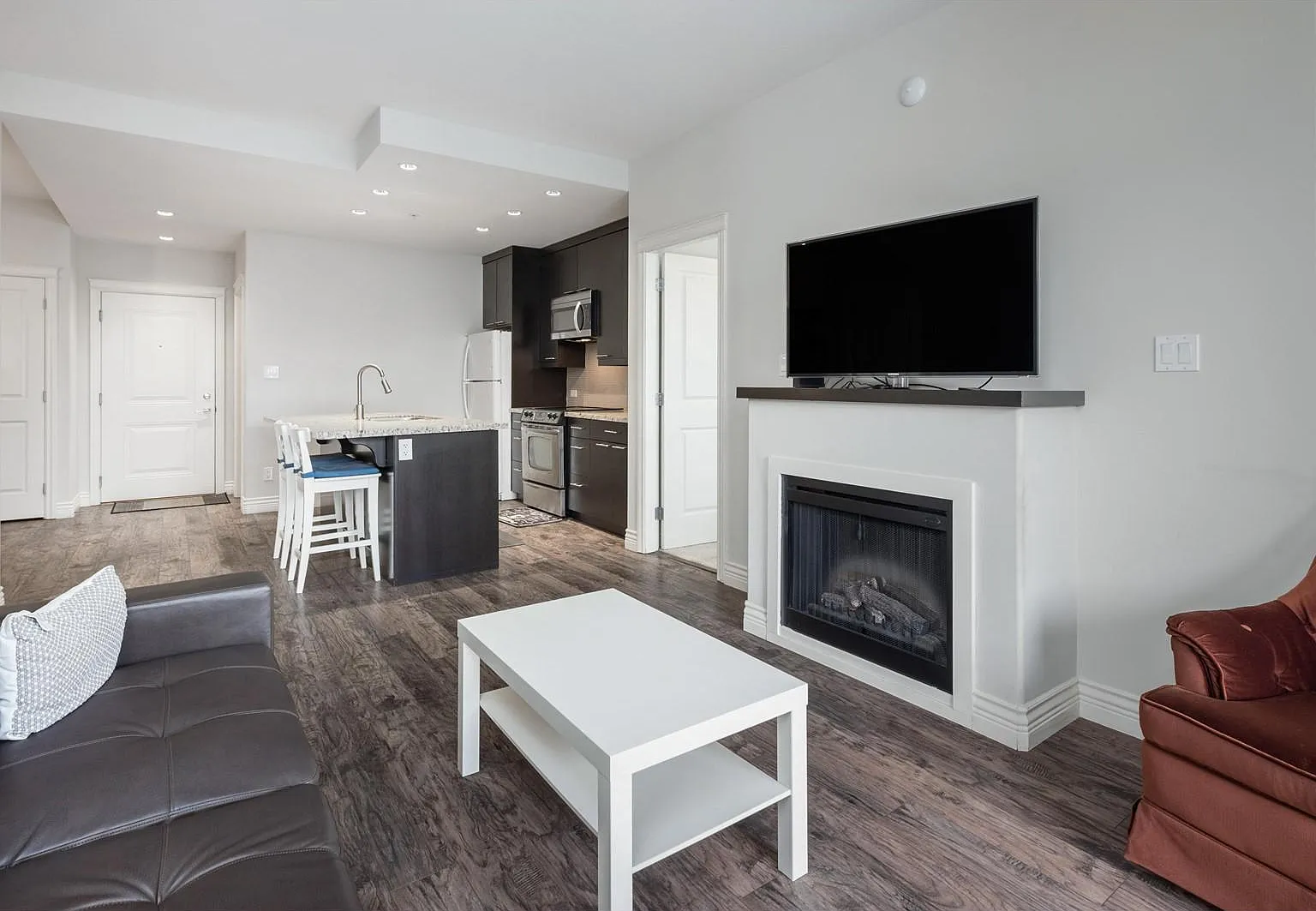 2 bed, 890 sqft, $2,600 — Photo 4