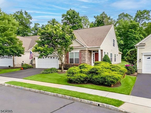 3rd image of 717 Thistle Hill Ln