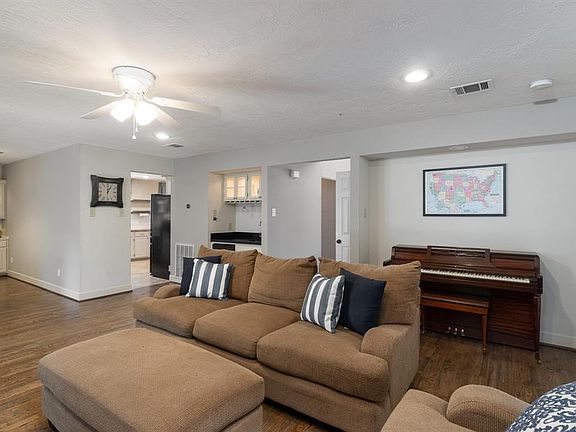 4th image of 2411 Horseshoe Ln