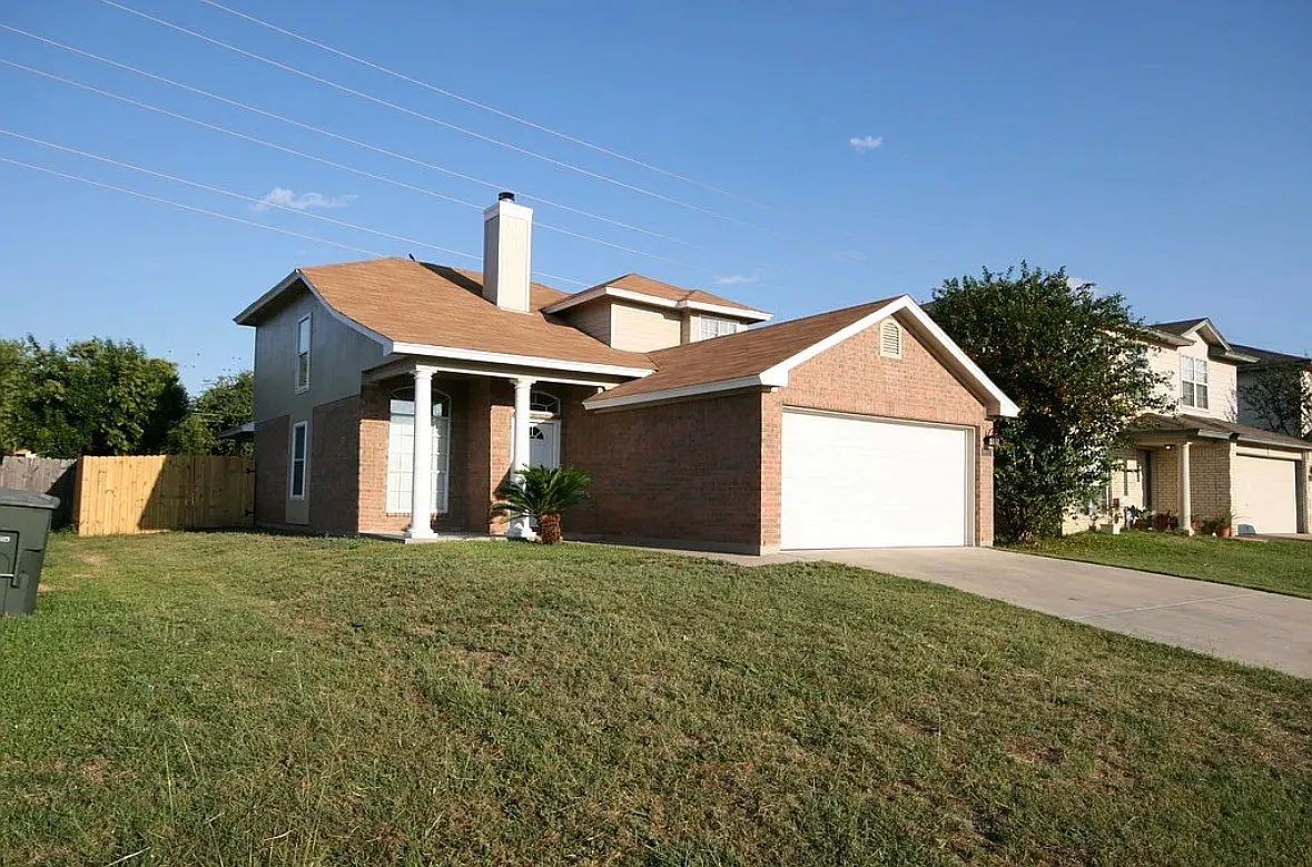 5 bed, 2.5 bath, 2095 sqft, $2,595 — Photo 1