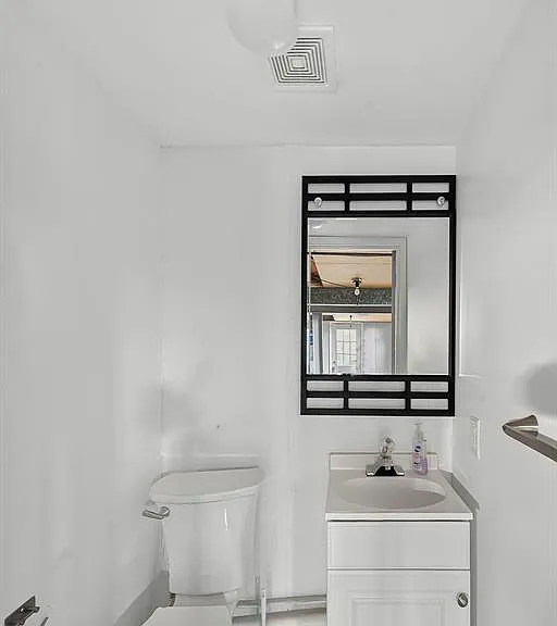 105 N Elm St — Photo 24