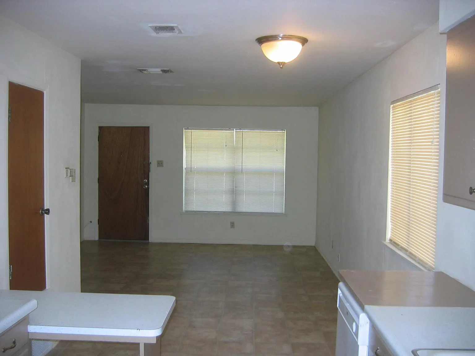 2 bed, 900 sqft, $1,275 — Photo 2