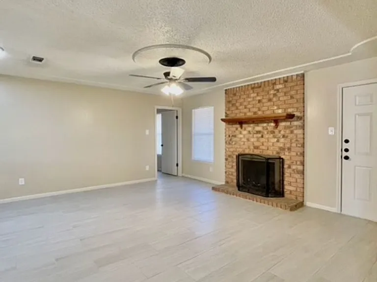 805 Colonial Ln — Photo 8