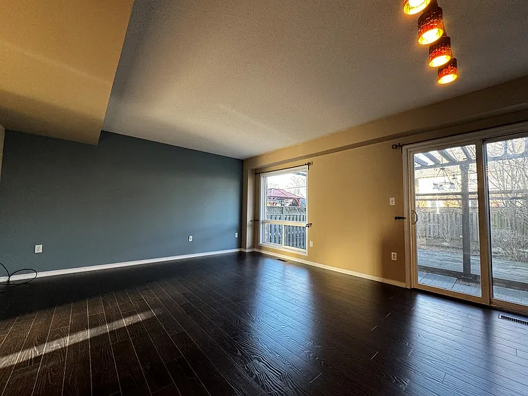 37 Northcliffe Cres — Photo 16