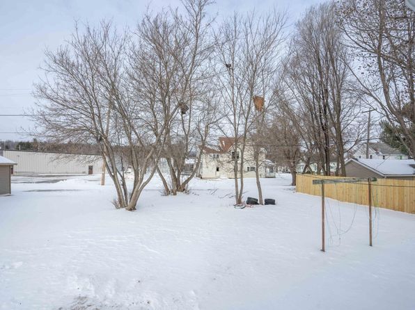 812 W Cayuga St, Iron River, MI 49935