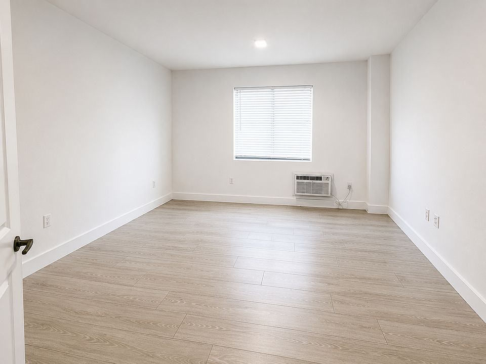 1st image of 6918 Bay Dr APT 6