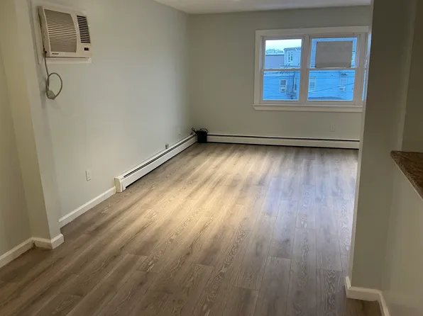 10 West Grand Street image 9 of 13