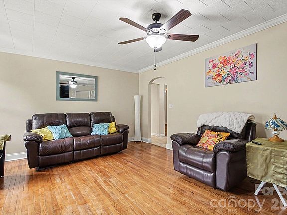5th image of 111 Cove Ave