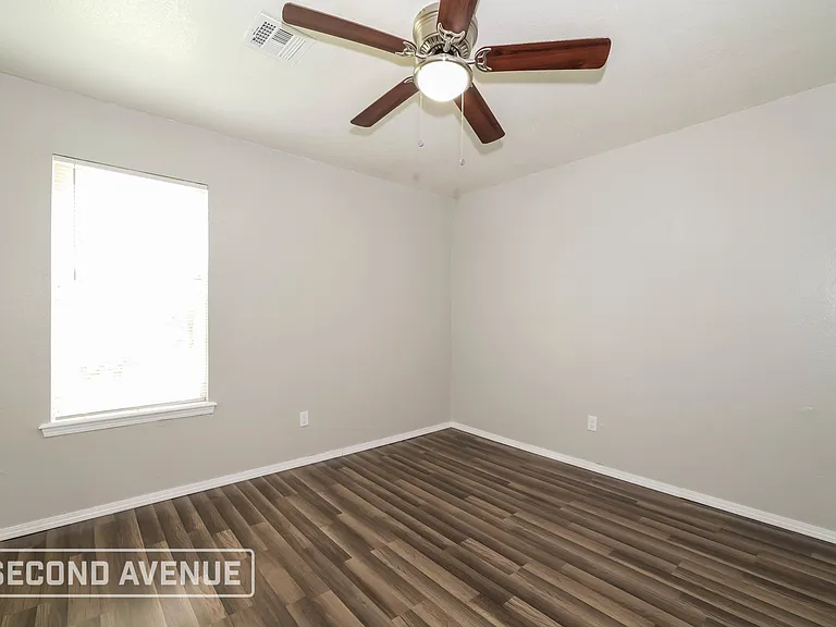 1417 Edinburg Dr — Photo 9