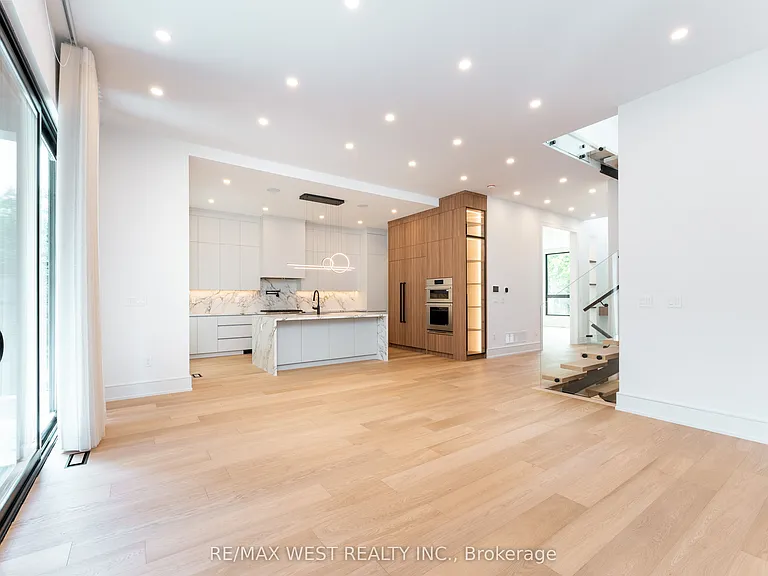 510 Wellington Cres — Photo 9