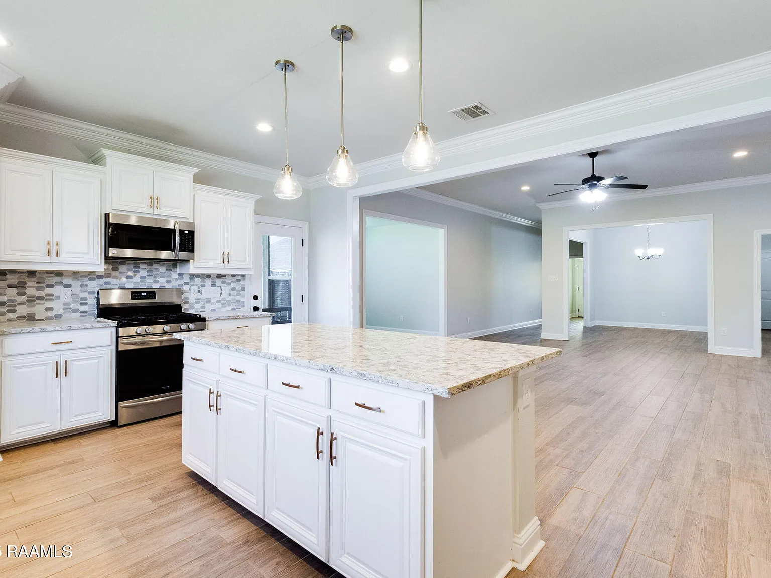 5 bed, 2720 sqft, $2,950 — Photo 4