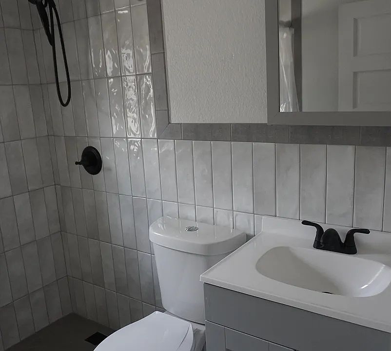 Fully furnished kitchen.