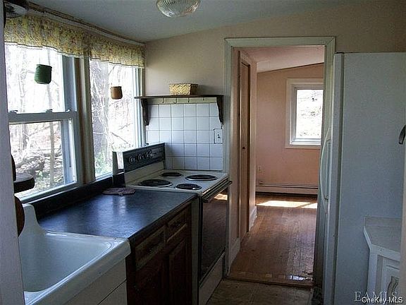 4th image of 104 Larch St