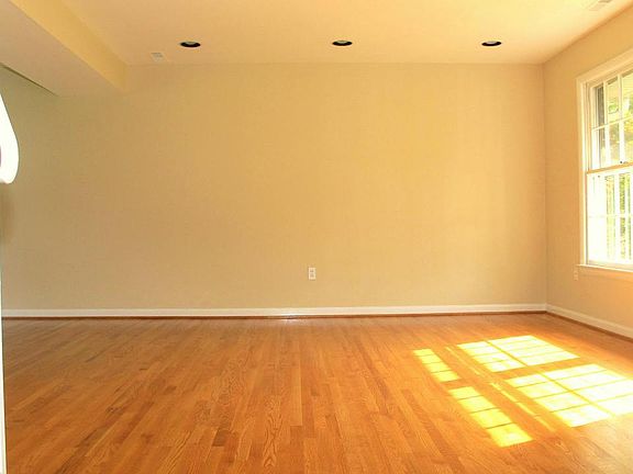4th image of 2893 Glenora Ln
