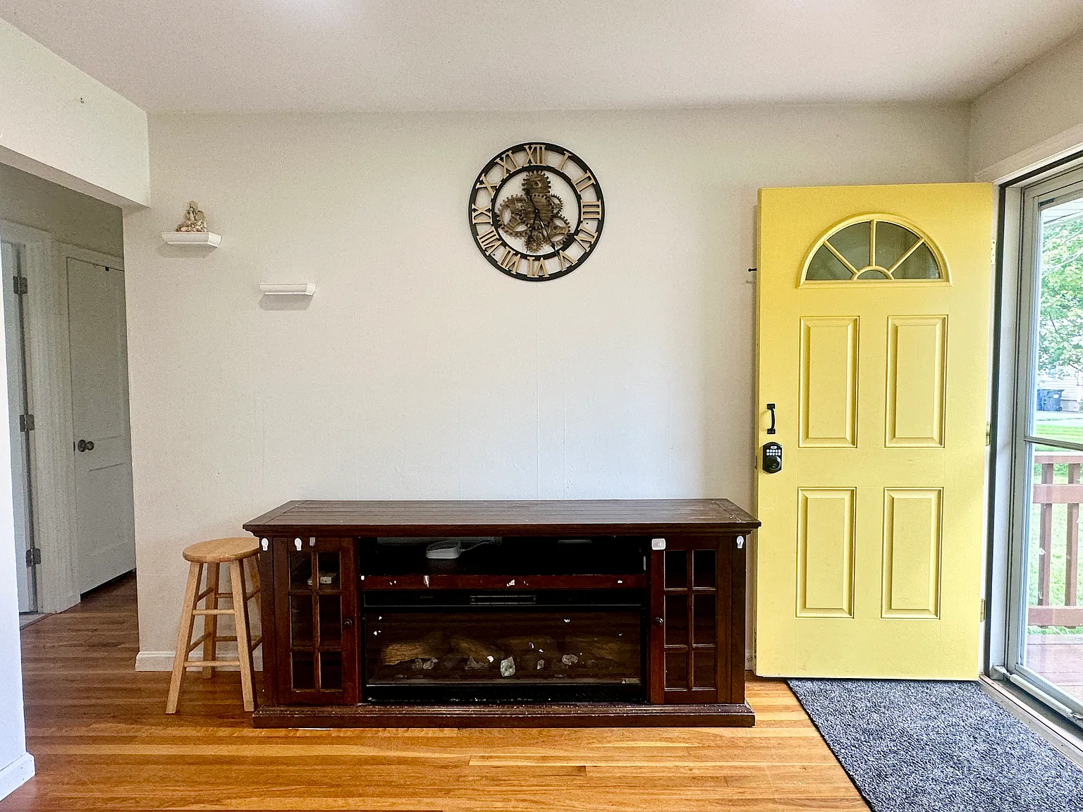 3 bed, 864 sqft, $2,400 — Photo 3