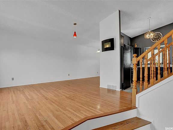 3rd image of 302 Doiron ROAD N