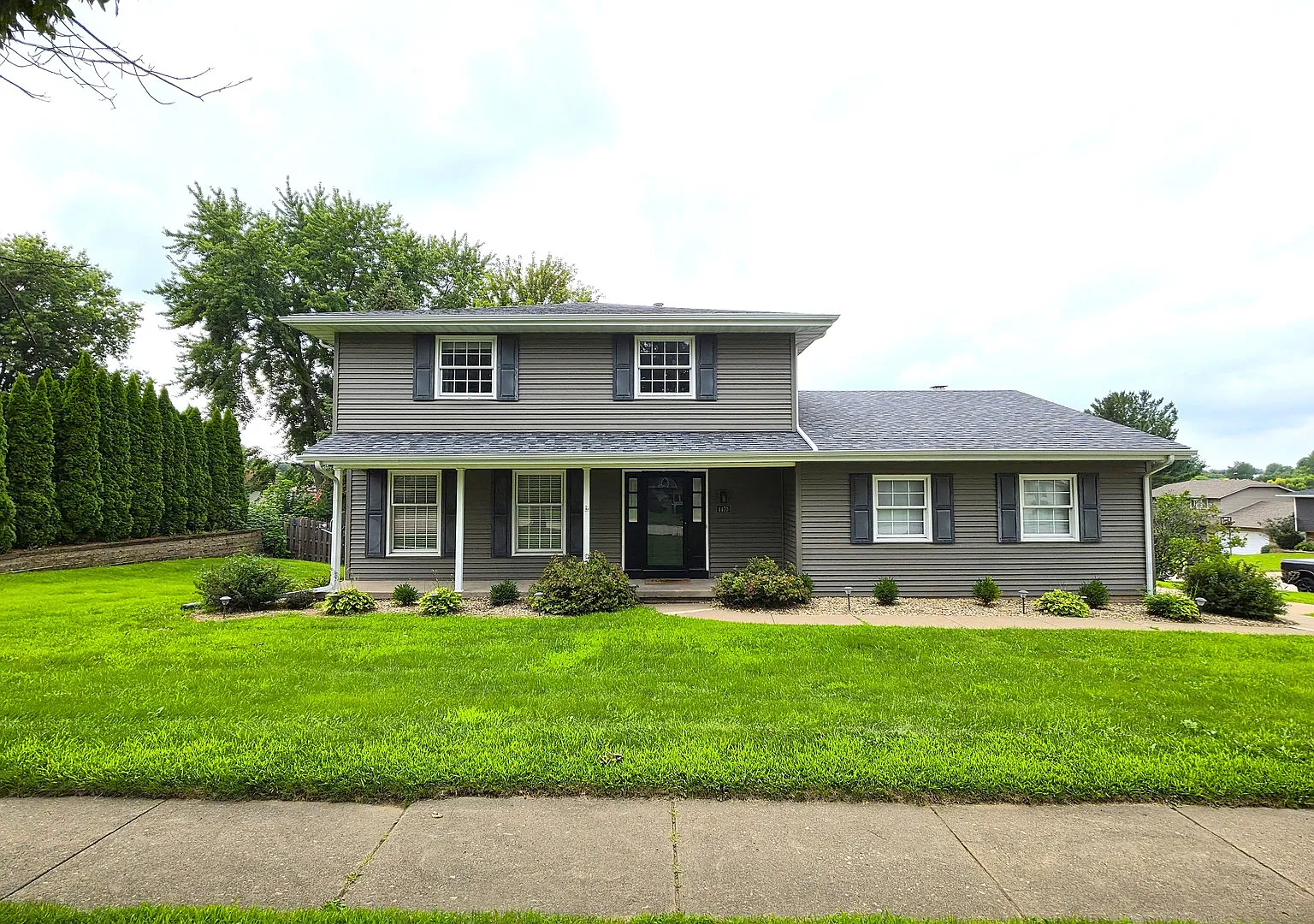 5 bed, 2.5 bath, 1928 sqft, $3,000 — Photo 2