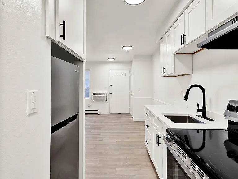 London Falls, Llc - Mt Clemens - Apartments — Photo 3
