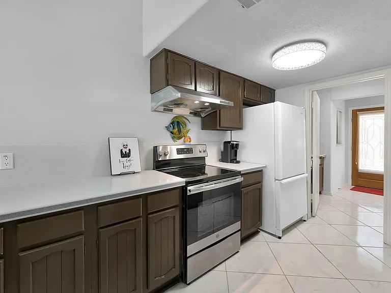 35 Lakeview Vlg — Photo 10