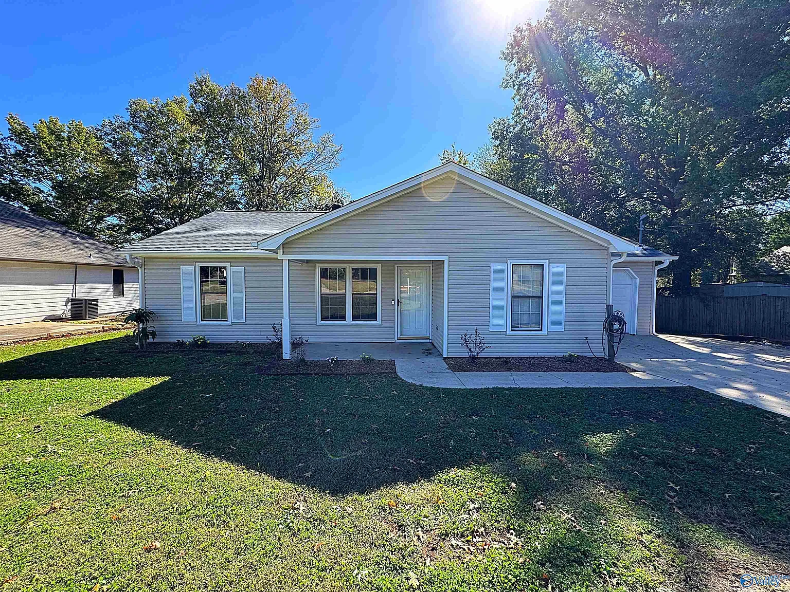 3 bed, 2.0 bath, 1294 sqft, $1,695 — Photo 1